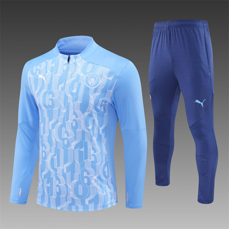 Manchester City mit dem blauen Trainingsanzug 2024/2025