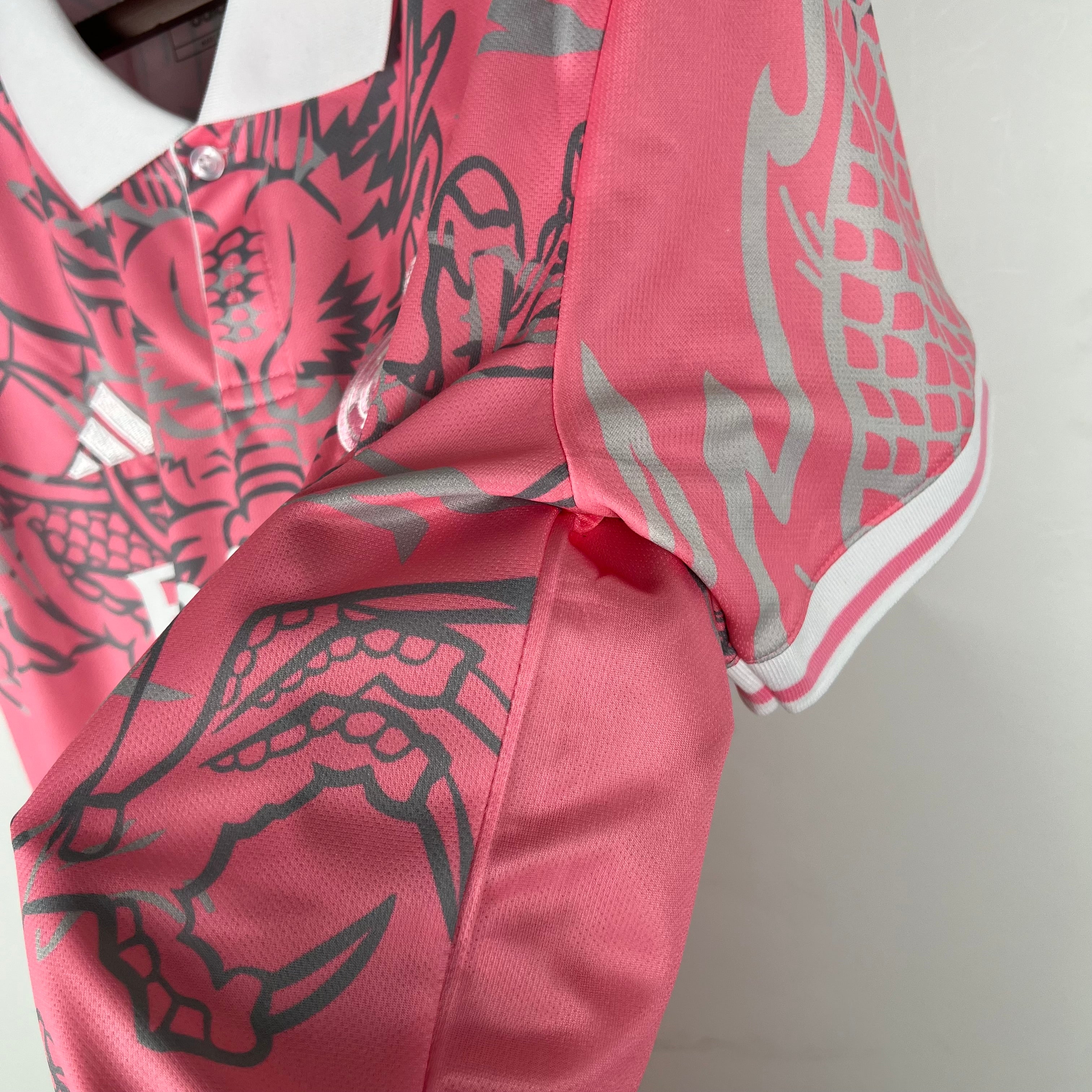 Real Madrid Pinkes Drachen-Trikot