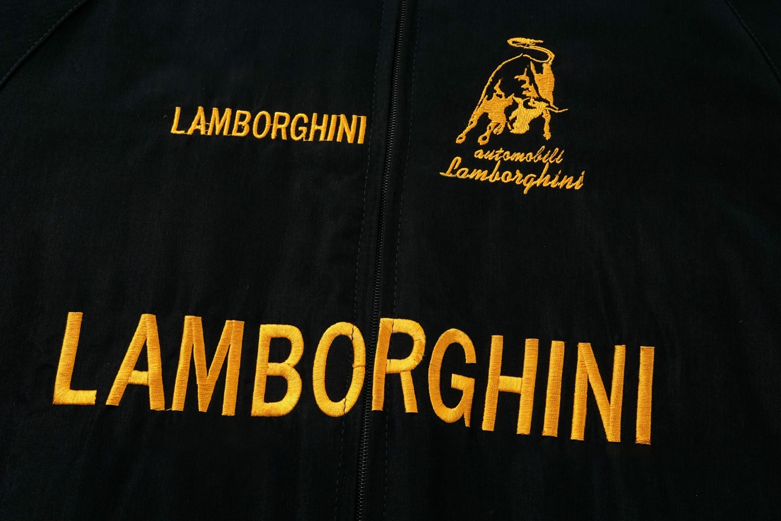 Lamborghini Racing Team Jacke – Schwarzer Motorsport Reißverschluss mit gold bestickten Logos