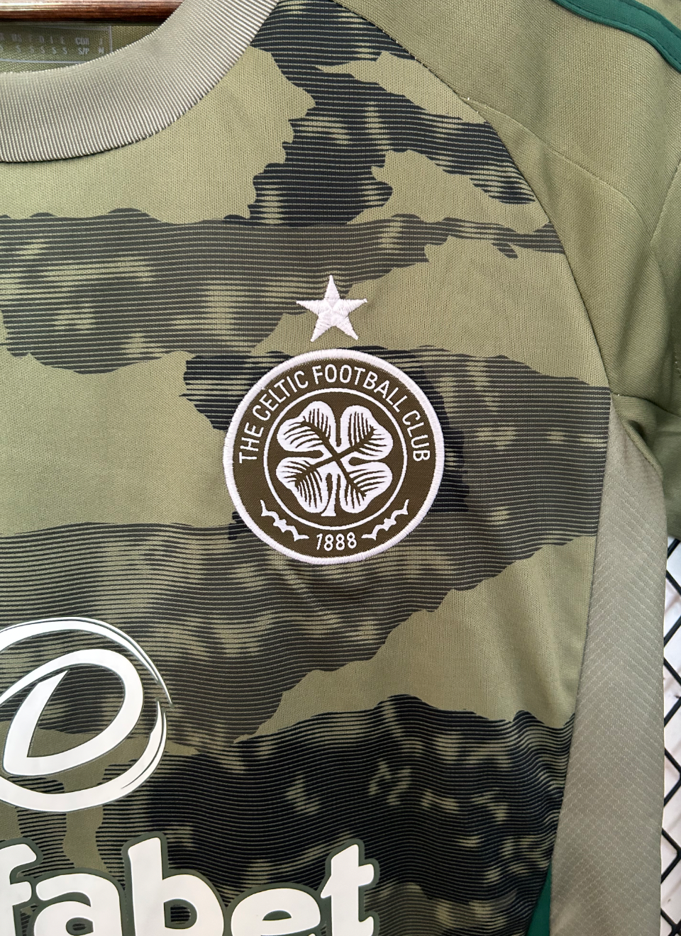 Celtic 2024–2025 Drittes Trikot Camouflage