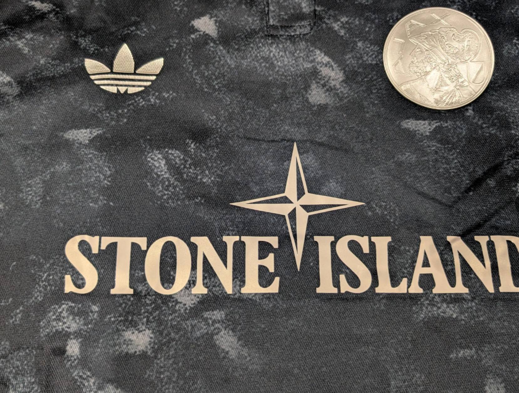 Ajax-Stone Island Fußballtrikot 2024-2025