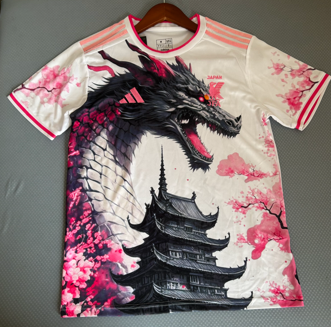 Japan Pinker Drache Weißes Trikot 2025/2026 Ausgabe