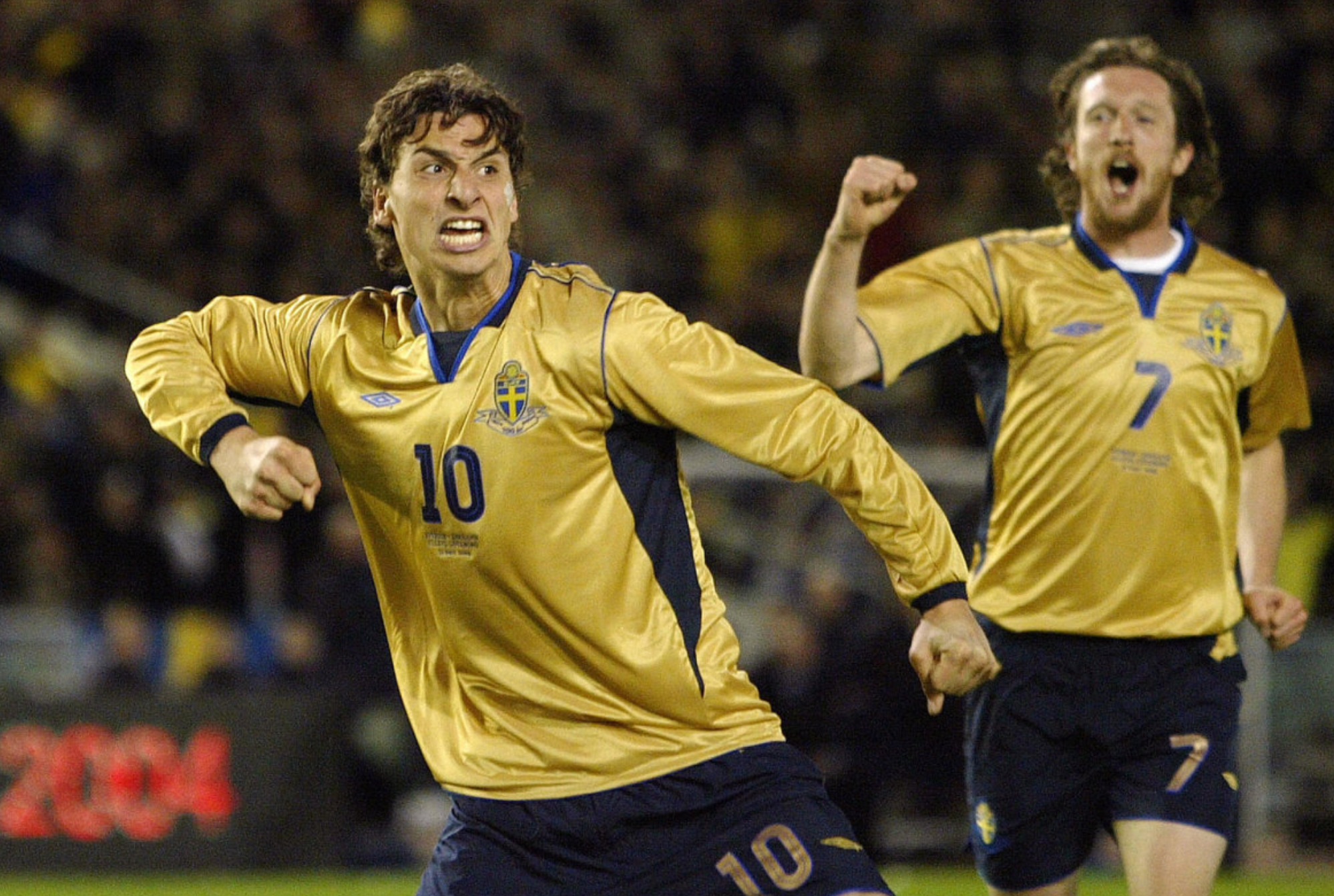 Schweden 2004 Retro Goldenes Auswärtstrikot mit langen Ärmeln