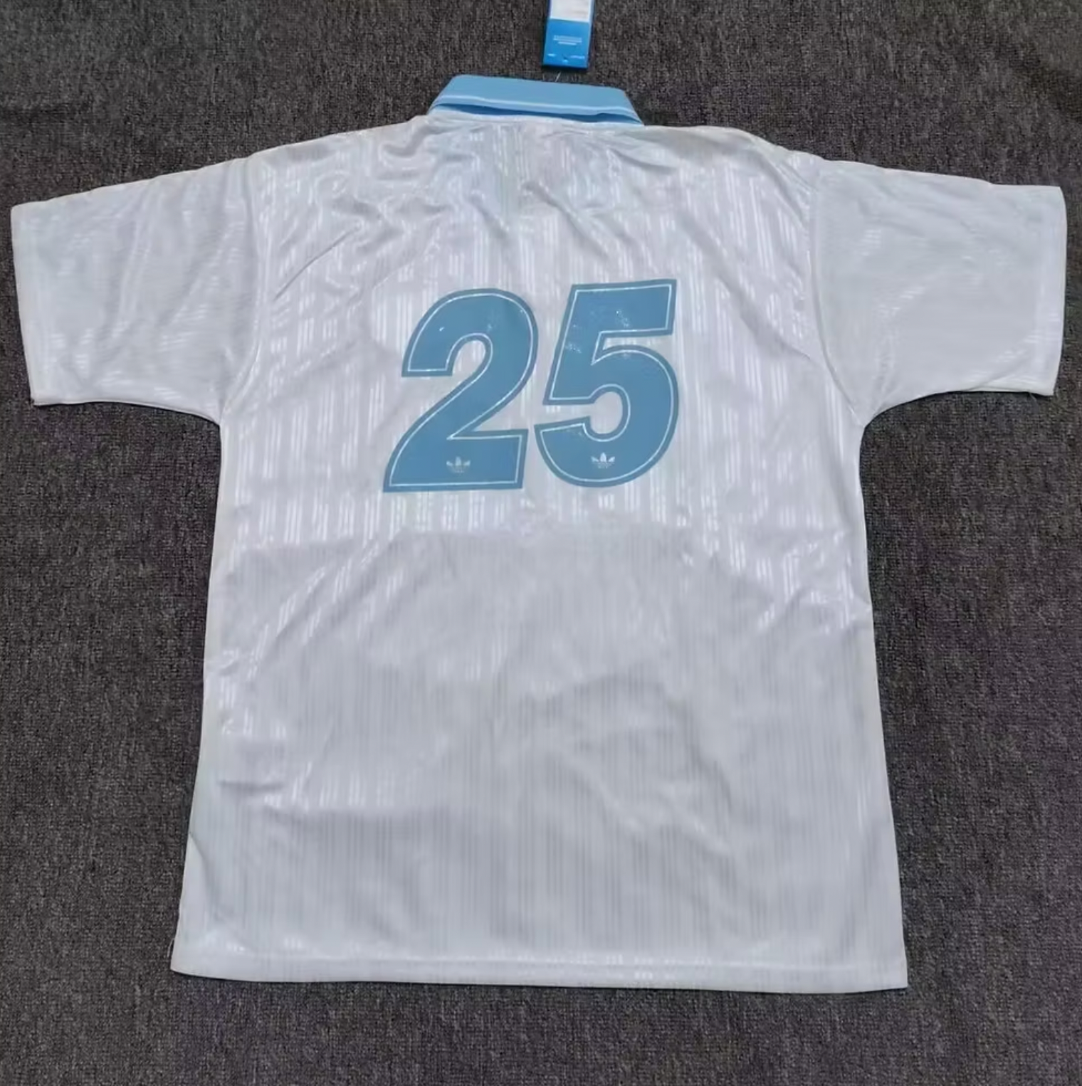 Maglia Oasis x Adidas bianca e azzurro chiaro