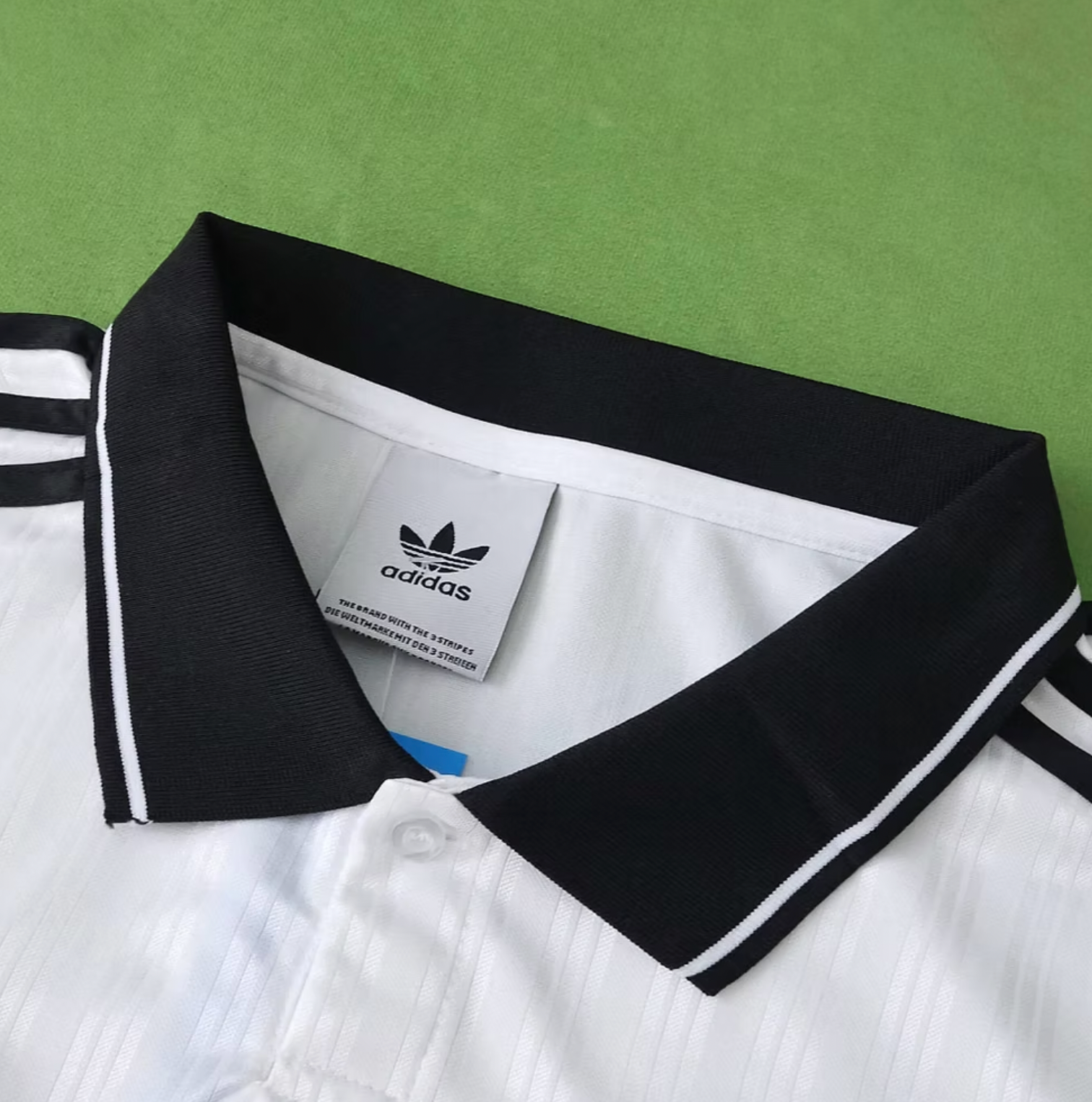 Maglia Oasis x Adidas bianca e nera