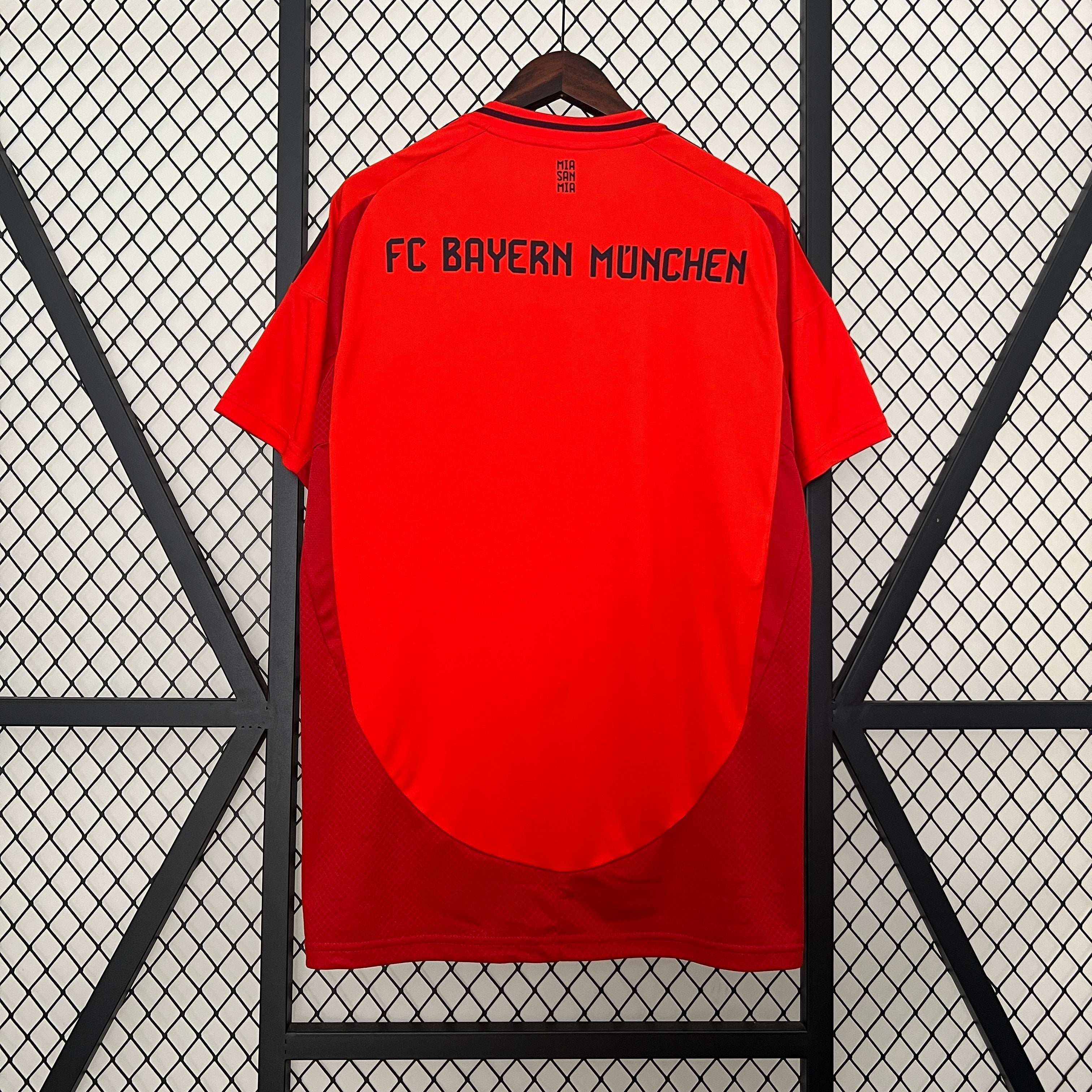 Kit Casa Bayern Monaco 2024/2025