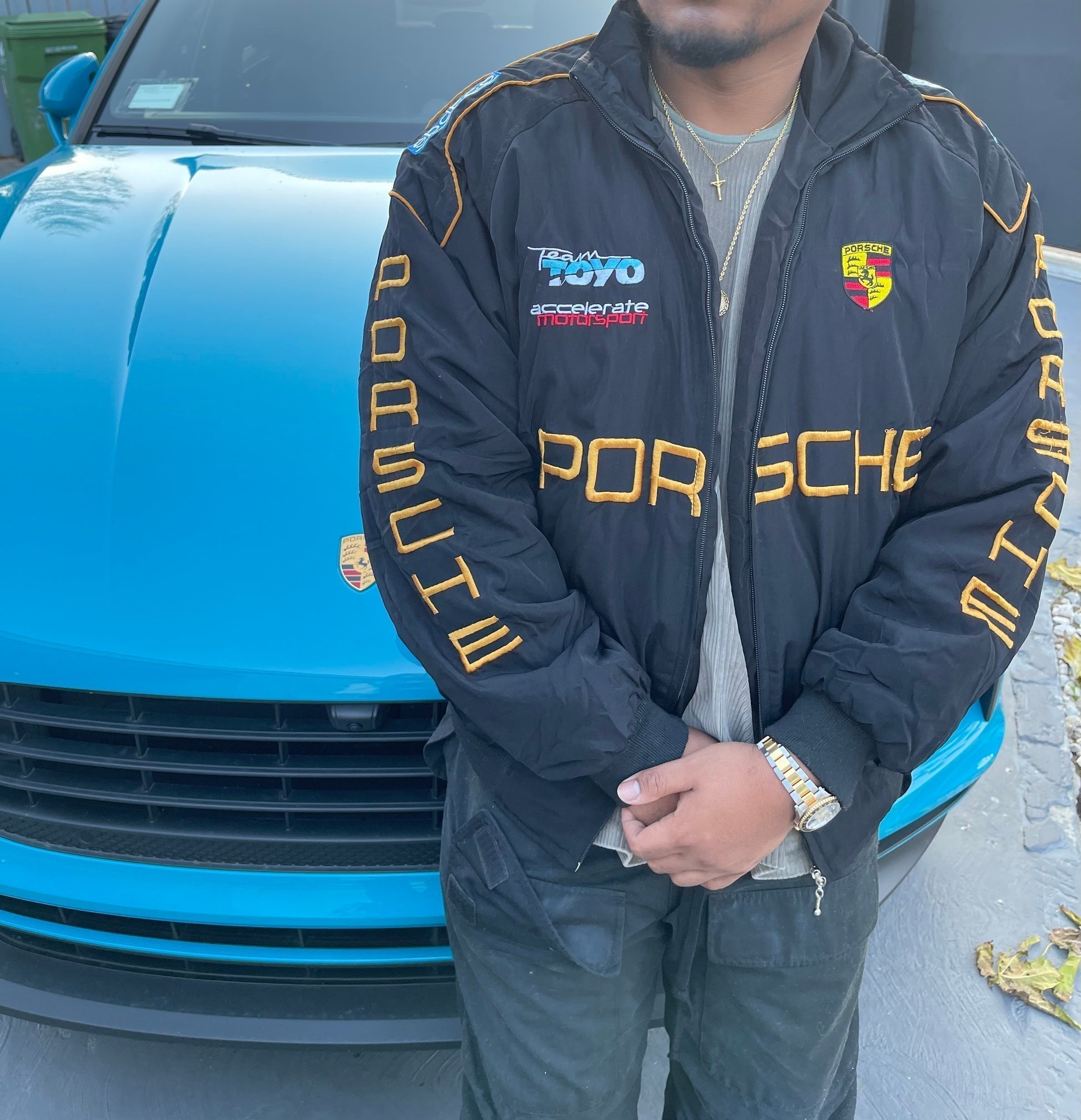 Porsche Rennteam Jacke – Schwarzer Motorsport Reißverschluss mit gelb bestickten Logos