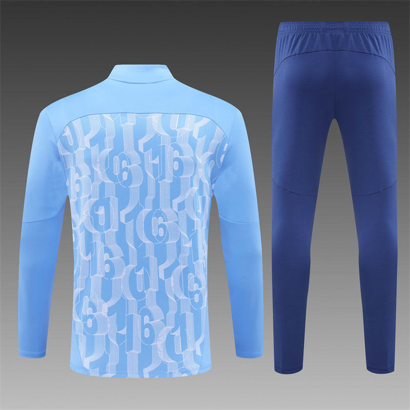 Manchester City mit dem blauen Trainingsanzug 2024/2025