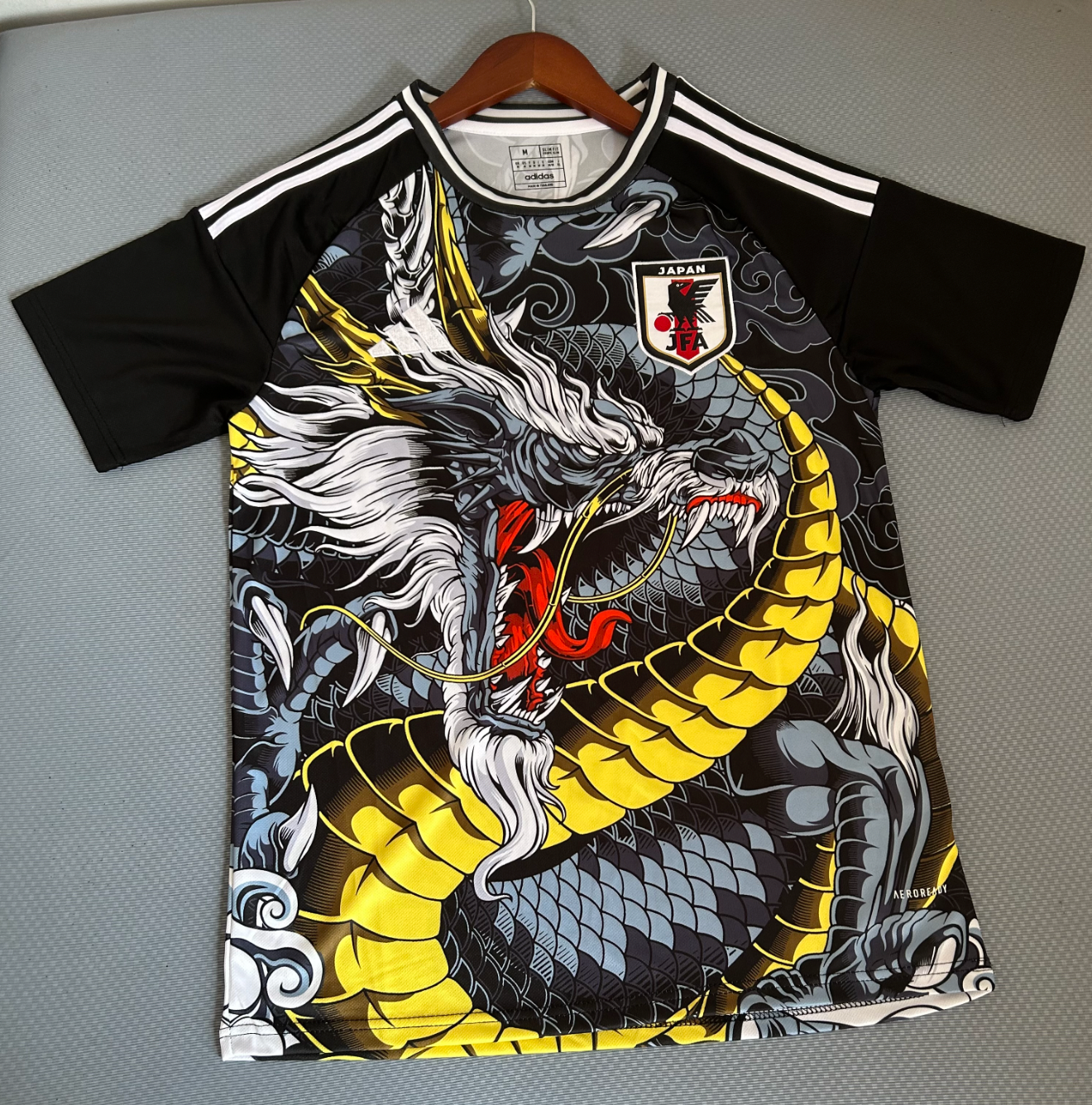 Conjunto Edição Especial Dragão Amarelo Japão 2025/2026