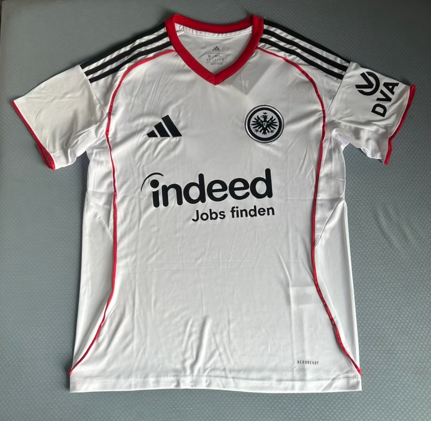 Eintracht Frankfurt 2025/2026 Auswärtstrikot