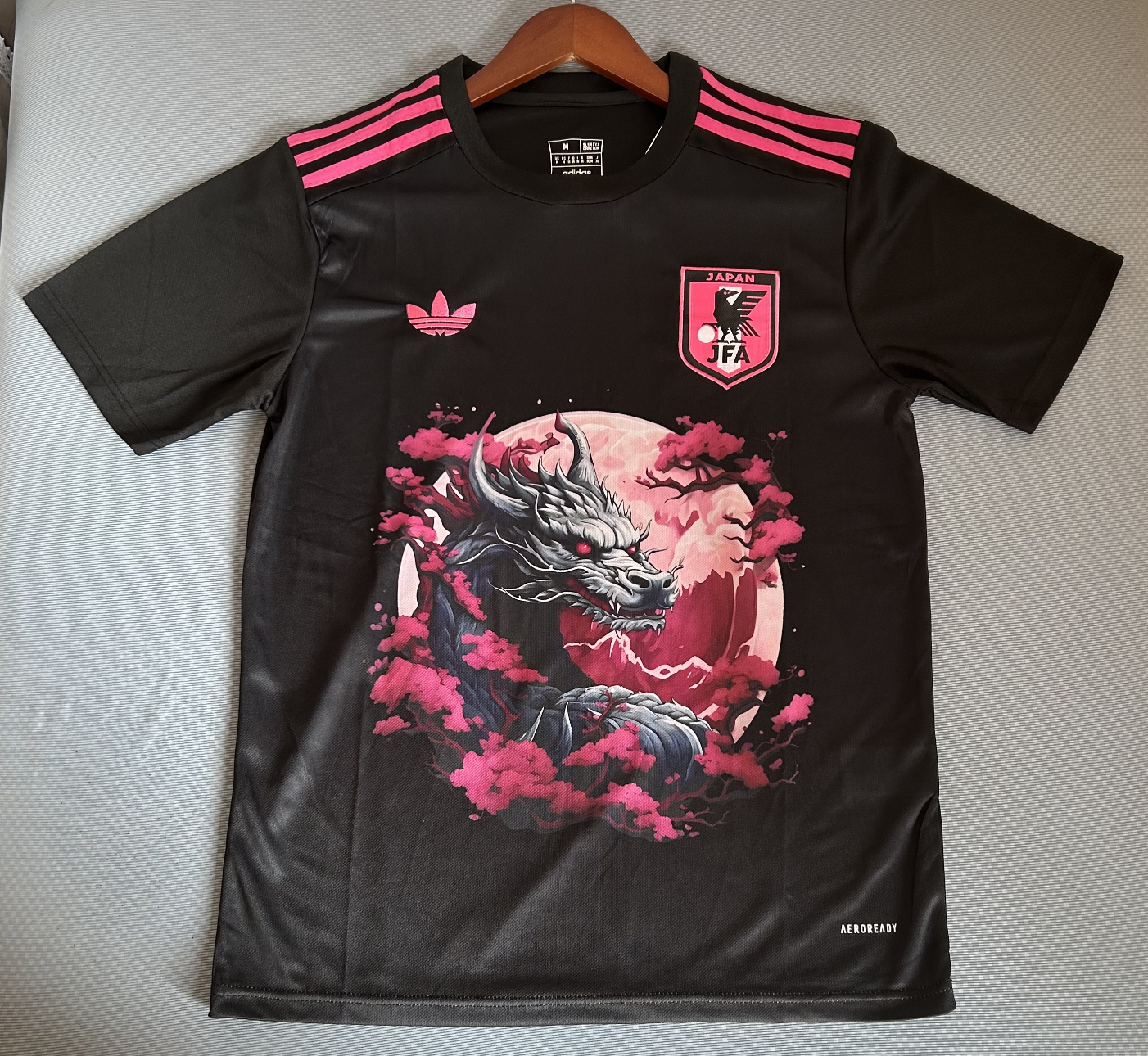 Japan Pinker Drache Spezialausgabe 2025/2026 Trikot
