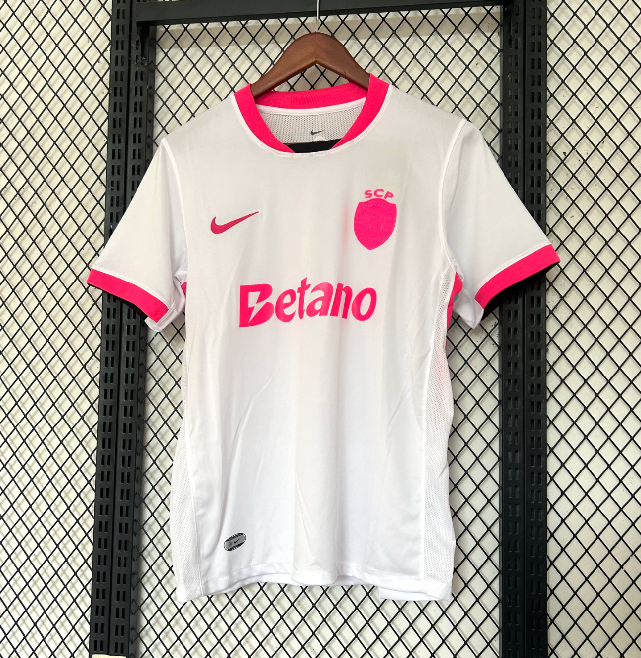 Sporting Lissabon 2026 Weißes und Pinkes Trikot
